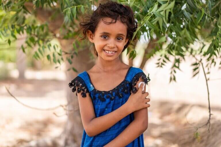 7-letna Hind Ali Nasser iz Jemna je bila pravkar cepljena proti otroškim nalezljivim boleznim.