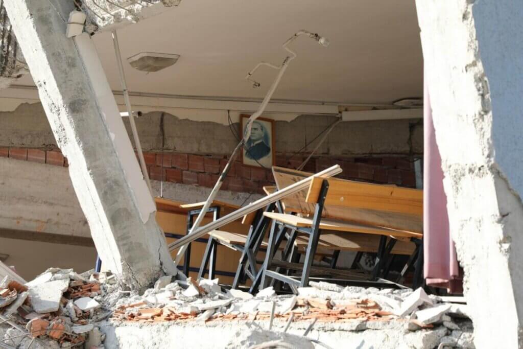 Ostanki učilnice v šoli v mestu Kahramanmaras na jugovzhodu Turčije po potresih 6. februarja 2023.