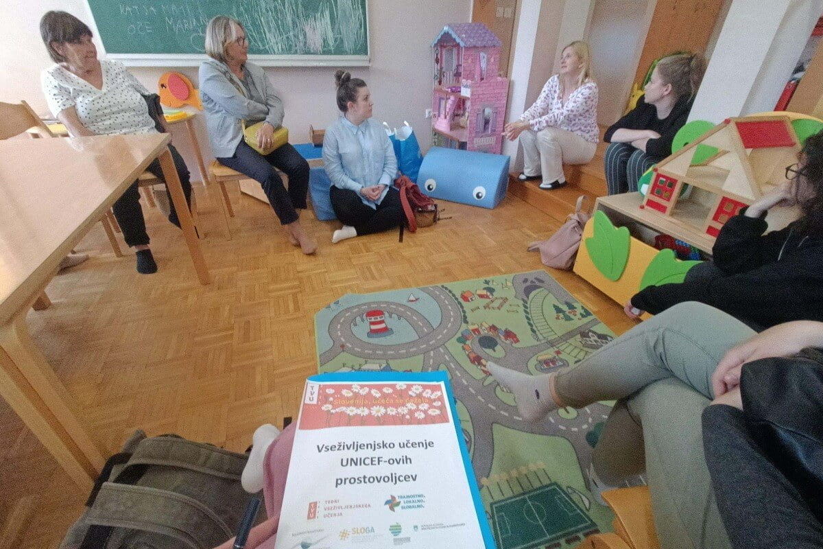 Prostovoljke UNICEF-a Slovenija med obiskom Kriznega centra za otroke in mladostnike Palčica v sklopu mesečnega srečanja.
