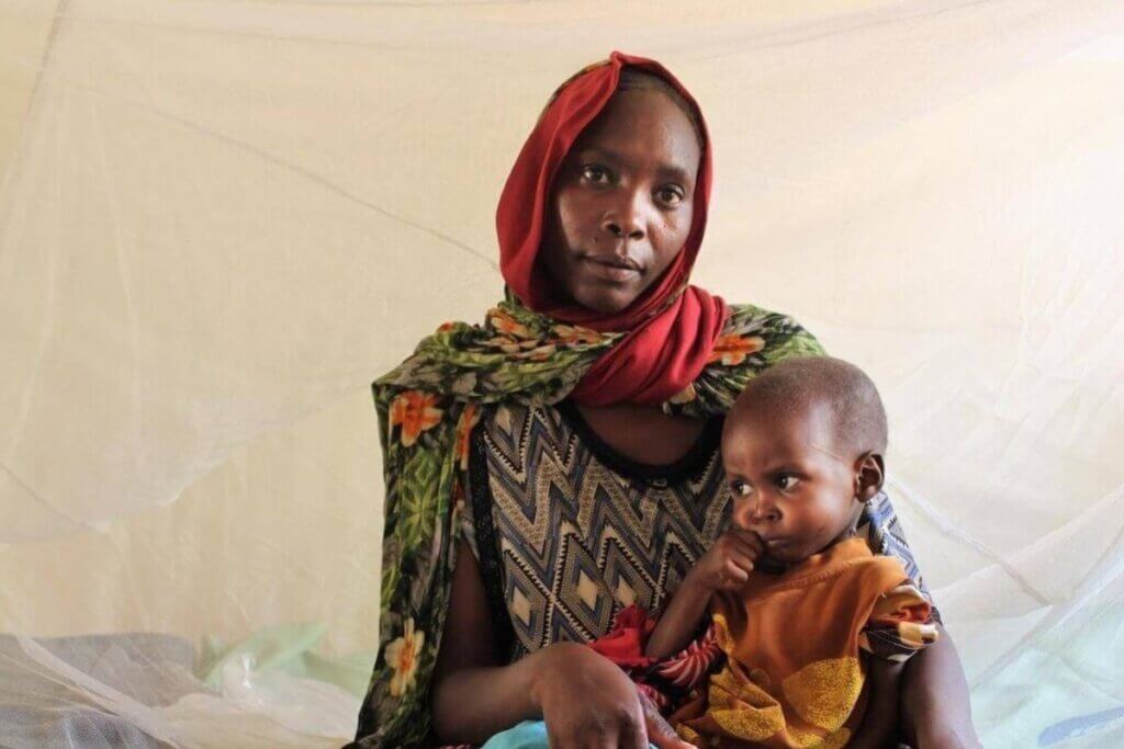 Otrok na fotografiji je hudo podhranjen. S podporo UNICEF-a se zdravi v stabilizacijskem centru v Severnem Darfurju v Sudanu.