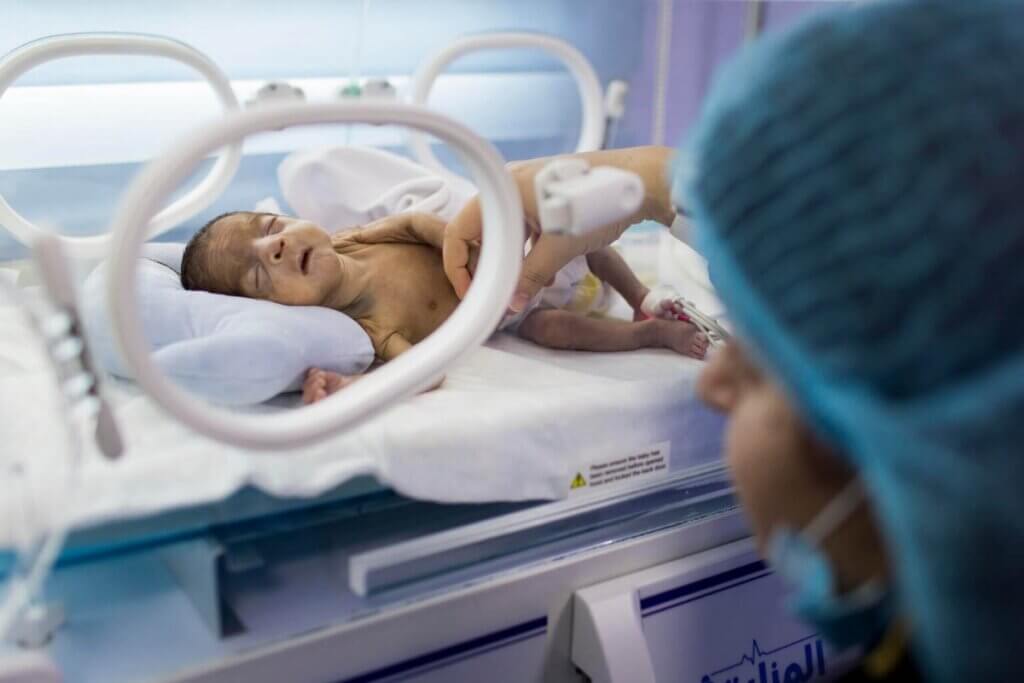 Novorojenček v inkubatorju