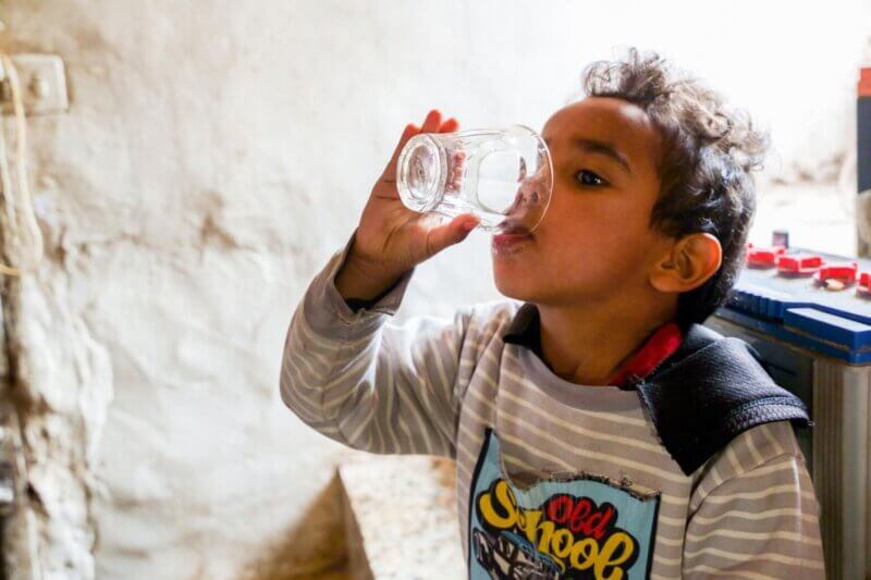 Deček pije čisto vodo