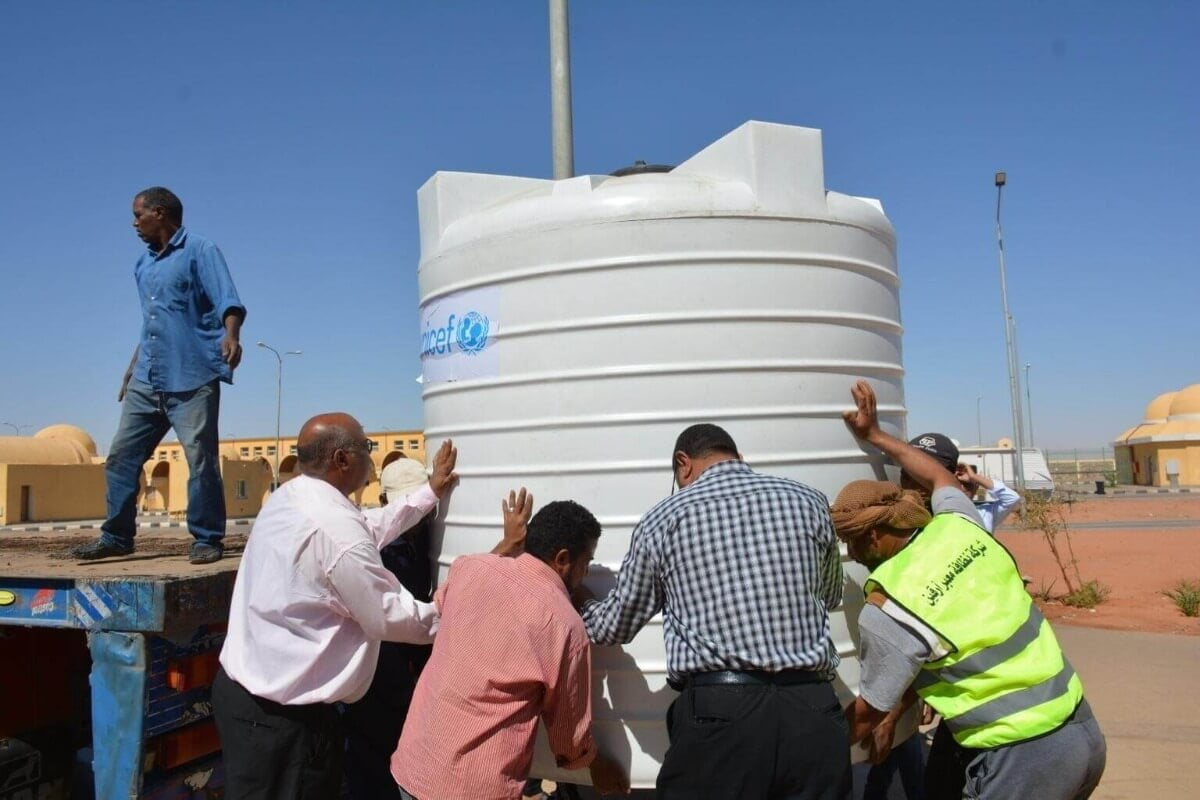 Prenosna stranišča in rezervoarji za vodo so nameščeni na mejnem prehodu Qastal med Egiptom in Sudanom.