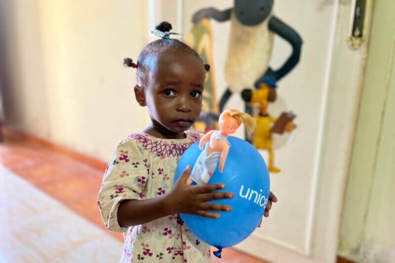 Otrok z balonom z napisom UNICEF