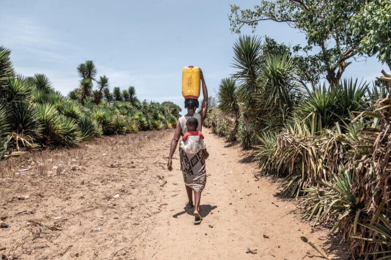Claudine iz Madagaskarja v iskanju čiste pitne vode vsak dan prehodi 14 kilometrov.