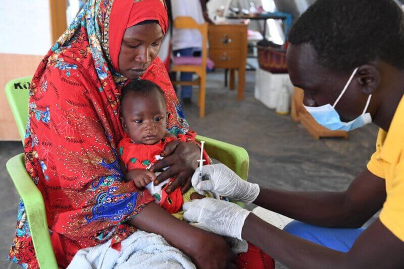 5-mesečna Latifa med cepljenjem v zdravstvenem domu, katerega delovanje podpira UNICEF, in ki deluje v sklopu begunskega taborišča v Čadu.