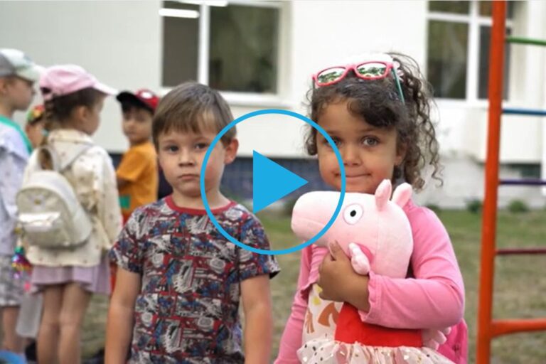 Spoznajte, kako UNICEF obnavlja ukrajinske šole, usposablja učitelje in nudi psihosocialno podporo otrokom.