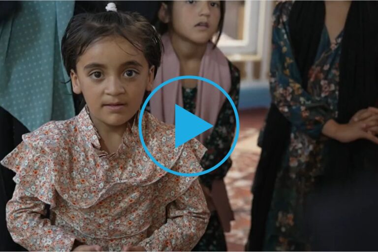 Odkrijte zgodbo 7-letne Ay Jahan, ki je skozi igro in učenje doživela neverjetno preobrazbo.