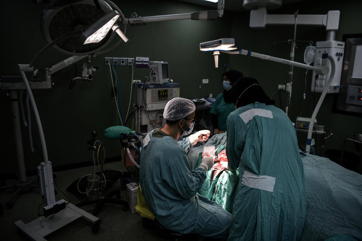 Zdravniška ekipa med operacijo amputacije noge deklice v Gazi.