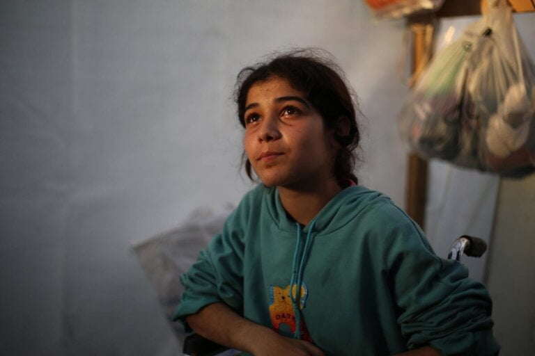 “Odkar sem sirota, se je moje življenje obrnilo na glavo. Želim si, da bi se ta vojna kmalu končala in da bi lahko šla na zdravljenje, ki bi mi omogočilo karseda normalno življenje,” je povedala 11-letna Razan iz Gaze. Deklica je v bombnem napadu izgubila skoraj vse družinske člane in si poškodovala nogo. Zaradi zapletov so ji morali nogo amputirati.