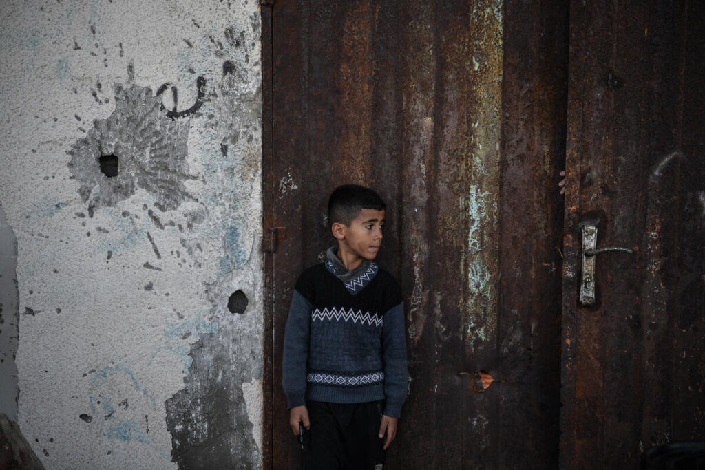 Kareem, star 11 let, živi v nenehnem strahu pred izgubo družine Pred vojno je rad igral nogomet na dvorišču hiše, ki pa je bila v napadih porušena.