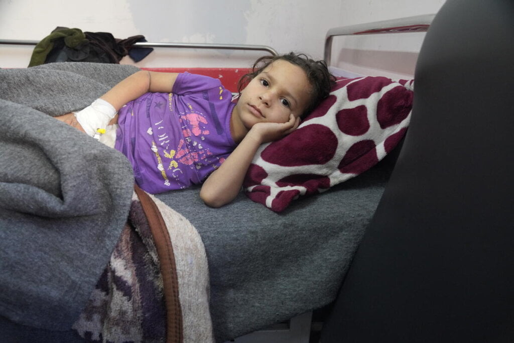 5-letna deklica Luway okreva v bolniški postelji v mestu Khan Younis v Gazi. Luway se je s svojo družino zatekla v zavetišče, ko so ga zadele bombe. V napadu je bila hudo poškodovana, njena brata sta bila ubita, oče pa paraliziran.