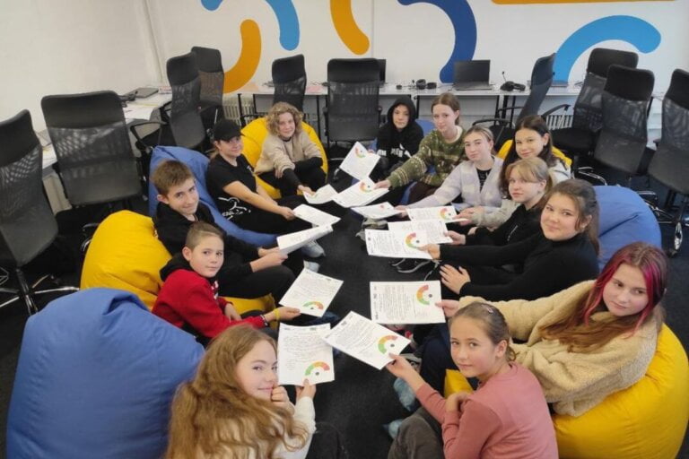 Otroci med poukom v digitalnem izobraževalnem centru, ki ga organizira nevladna organizacija Spivdiia ob podpori UNICEF-a.