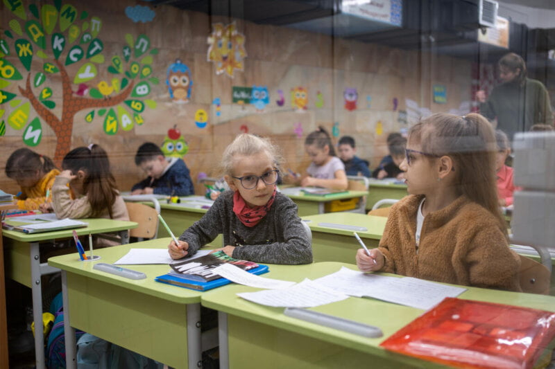 Otroci obiskujejo pouk v Harkovu, Ukrajina.