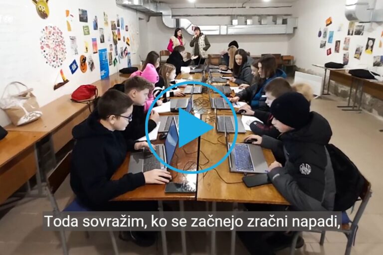 Otroci v Ukrajini zaradi vojne ne morejo obiskovati pouka in se družiti s prijatelji. Pri trudu, da bi nadoknadili zamujeno učno snov, jim pomaga UNICEF.