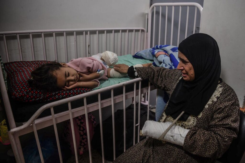 Po težki operaciji amputacije noge za deklico skrbi babica, ki je sama utrpela poškodbe med napadi v Gazi.
