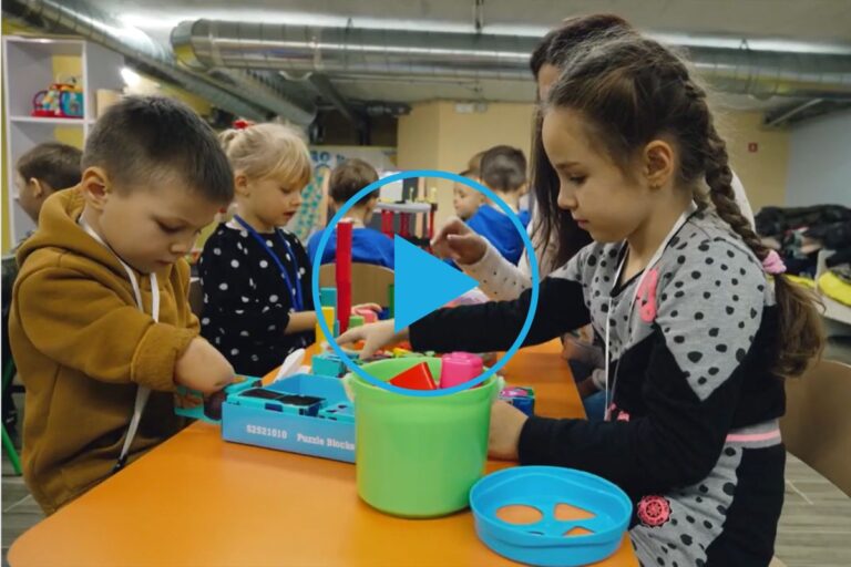 Otroci med igro v vrtcu v Žitomiru, Ukrajini.