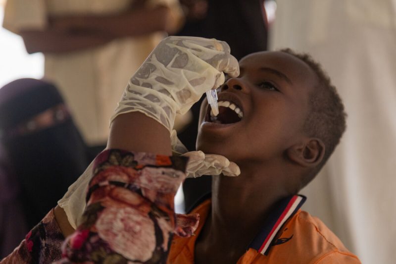 Otroci, starši in skrbniki v državi Kartum prejemajo cepivo proti koleri.
