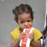 Otrok, ki se prehranjuje s terapevtsko hrano