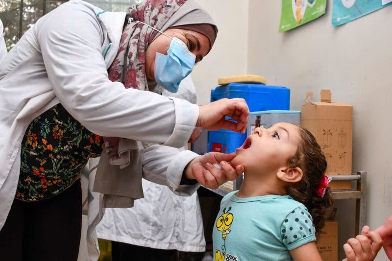 Štiriletna Mariam prejema vitamin A v zdravstvenem centru med vsesplošno kampanjo cepljenja v Sirij.