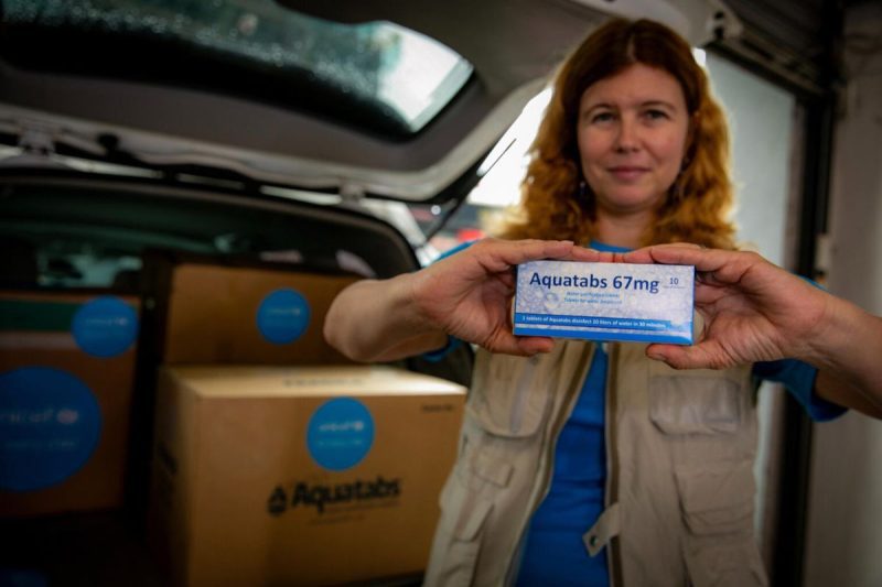 Predstavnica UNICEF-a Silvia Danailov s čistilnimi tabletami, ki jih je UNICEF zagotovil skupnostim v Vietnamu, ki imajo otežen dostop do čiste pitne vode.