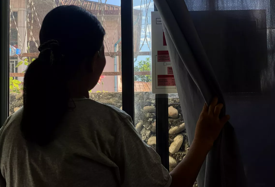 Daw Lai gleda skozi okno