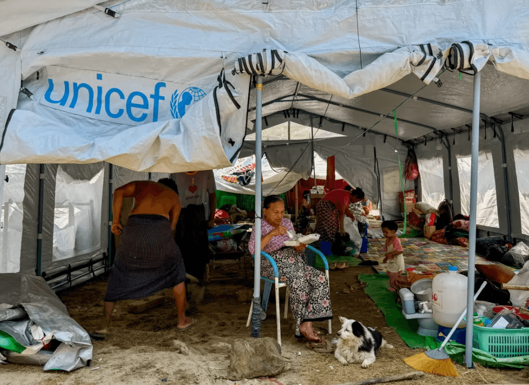 Preživeli v uničujočem potresu so se zatekli v začasni šotor, ki ga je UNICEF postavil v Mandalaju, v Mjanmaru.