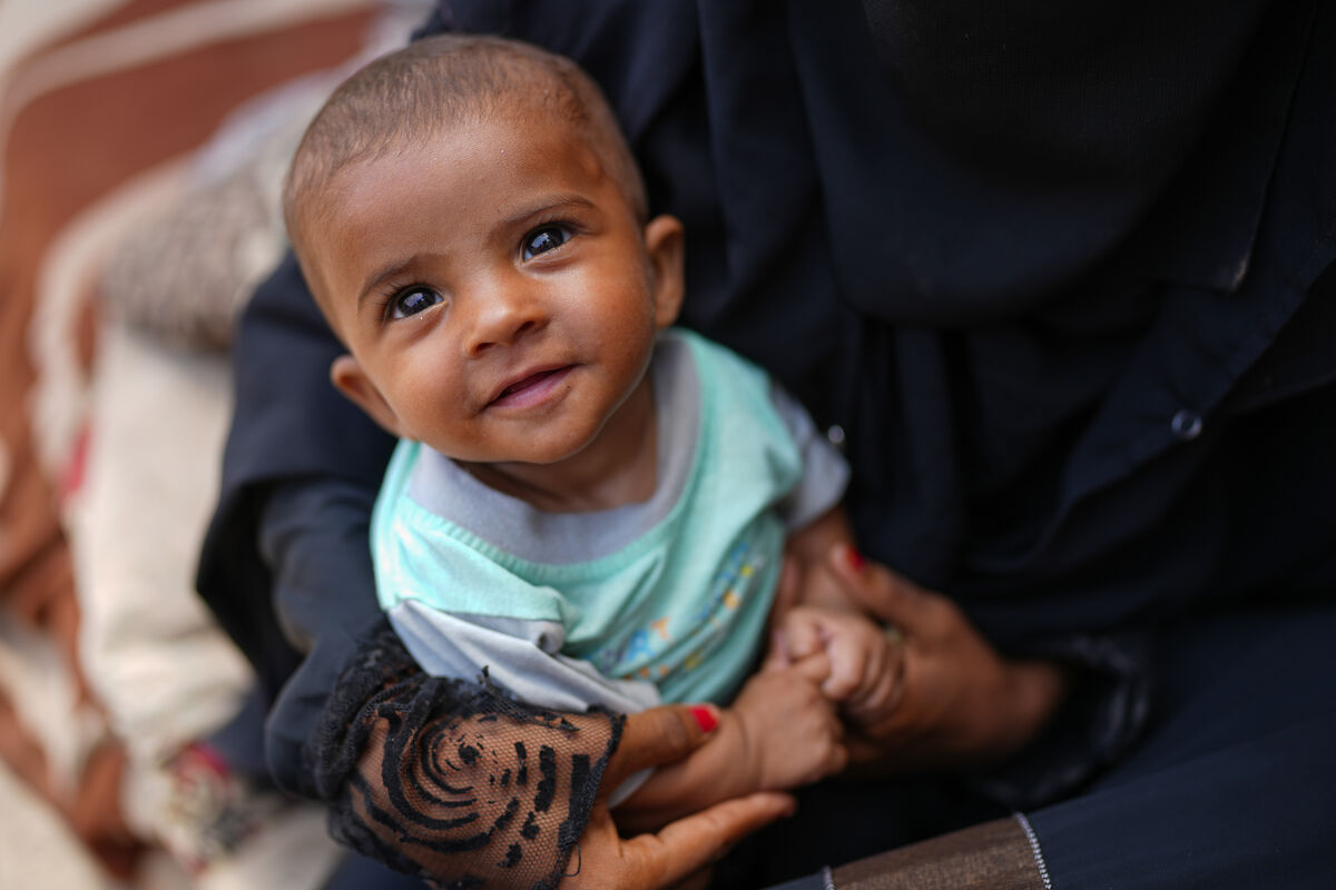 Sanad iz Jemna je trpel za hudo akutno podhranjenostjo. Zdravili so ga na terapevtskem oddelku v bolnišnici Ibn Khaldoon, zdaj pa se je njegovo stanje izboljšalo. Smeji se kameri.