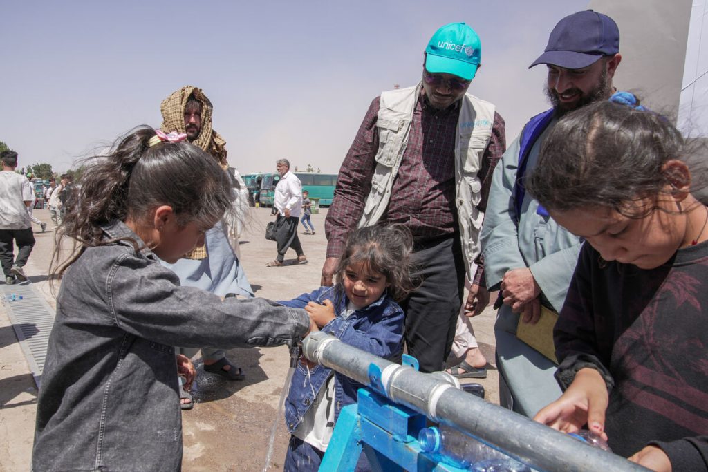 Dr. Tajudeen Oyewale, UNICEF-ov predstavnik v Afganistanu, 28. junija 2025 pregleduje čisto pitno vodo, ki jo UNICEF dobavlja s tovornjaki, v sprejemnem centru Islam-Kala na meji v zahodnem Afganistanu.