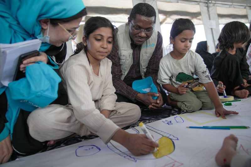 Dr. Tajudeen Oyewale, UNICEF-ov predstavnik v Afganistanu, se 28. junija pogovarja z otroki v otrokom prijaznem centru, ki ga podpira UNICEF, na meji Islam-Kala blizu Herata v zahodnem Afganistanu.