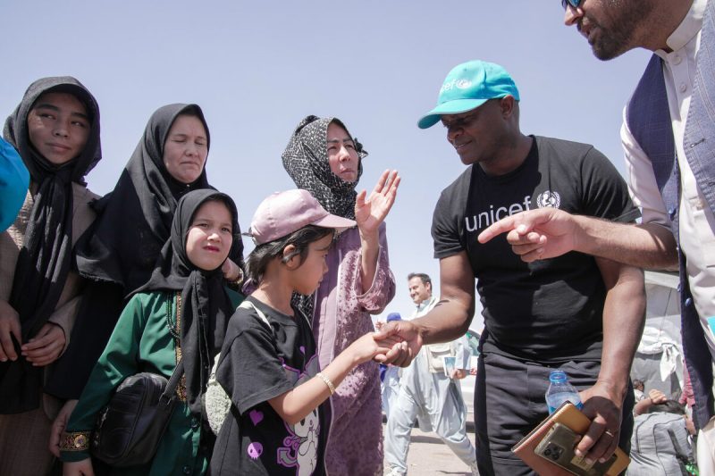 Dr. Tajudeen Oyewale, UNICEF-ov predstavnik v Afganistanu, se pogovarja z otroki v otrokom prijaznem centru, ki ga podpira UNICEF, na meji Islam-Kala blizu Herata v zahodnem Afganistanu.