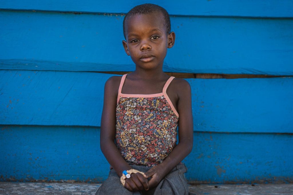 7-letna Rachel iz DR Konga je zbolela za kolero. Zaradi bolezni je bila močno izčrpana in dehidrirana. Zahvaljujoč hitri zdravstveni oskrbi se je njeno stanje močno izboljšalo in zdravniki so optimistični glede njenega okrevanja.