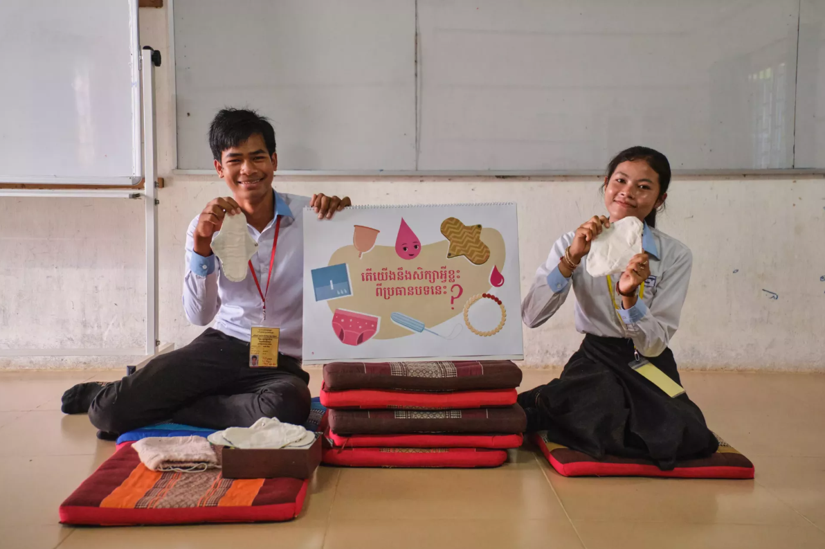 Učenci iz Kambodže se učijo o menstrualnem zdravju.
