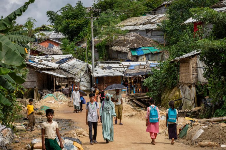 Otroci ljudstva Rohingya z UNICEF-ovimi nahrbtniki v begunskem taborišču Cox's Bazar v Bangladešu.