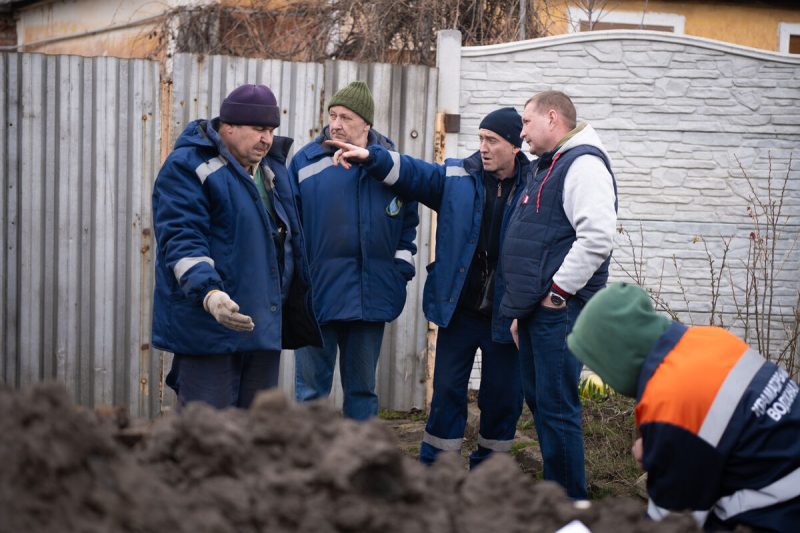 Oleksandr Khaliava, vodja oddelka za nujne primere pri javnem podjetju za oskrbo z vodo v Kramatorsku, nadzoruje delo svoje ekipe.