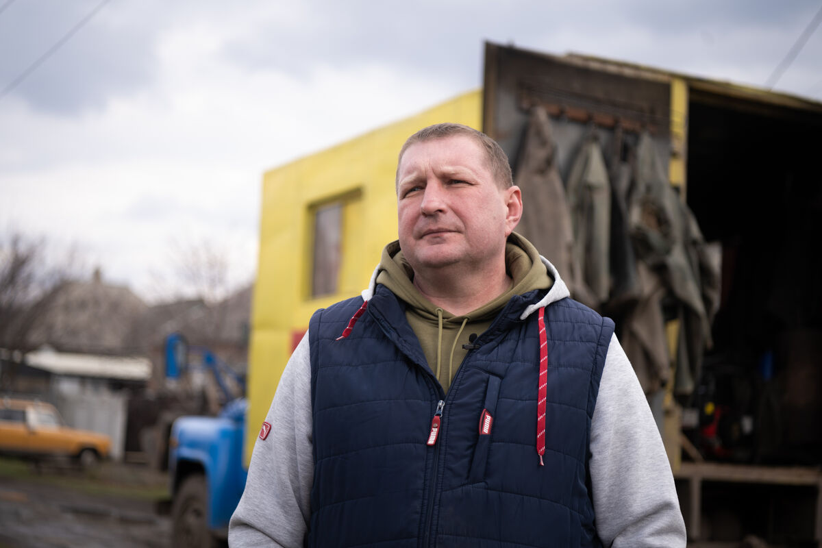 Oleksandr Khaliava, vodja oddelka za izredne razmere v vodovodu Kramatorsk in oče štirih otrok, na fotografiji med popravili na terenu.
