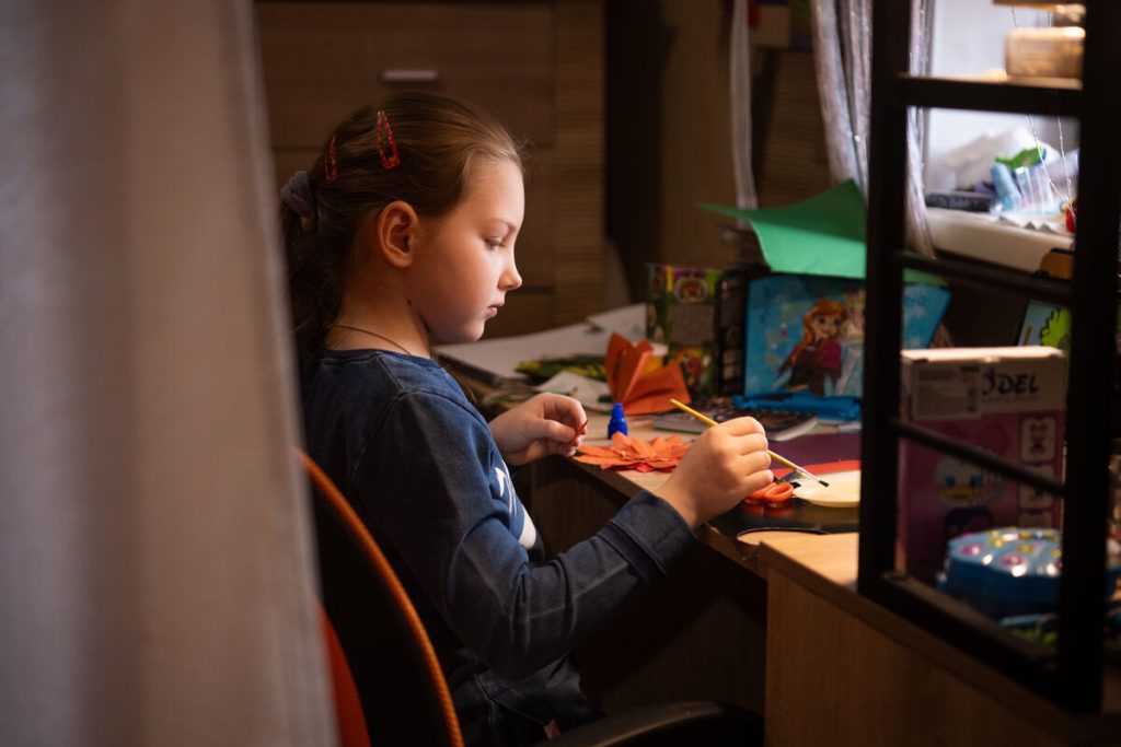 8-letna Kseniia riše med poukom na daljavo.