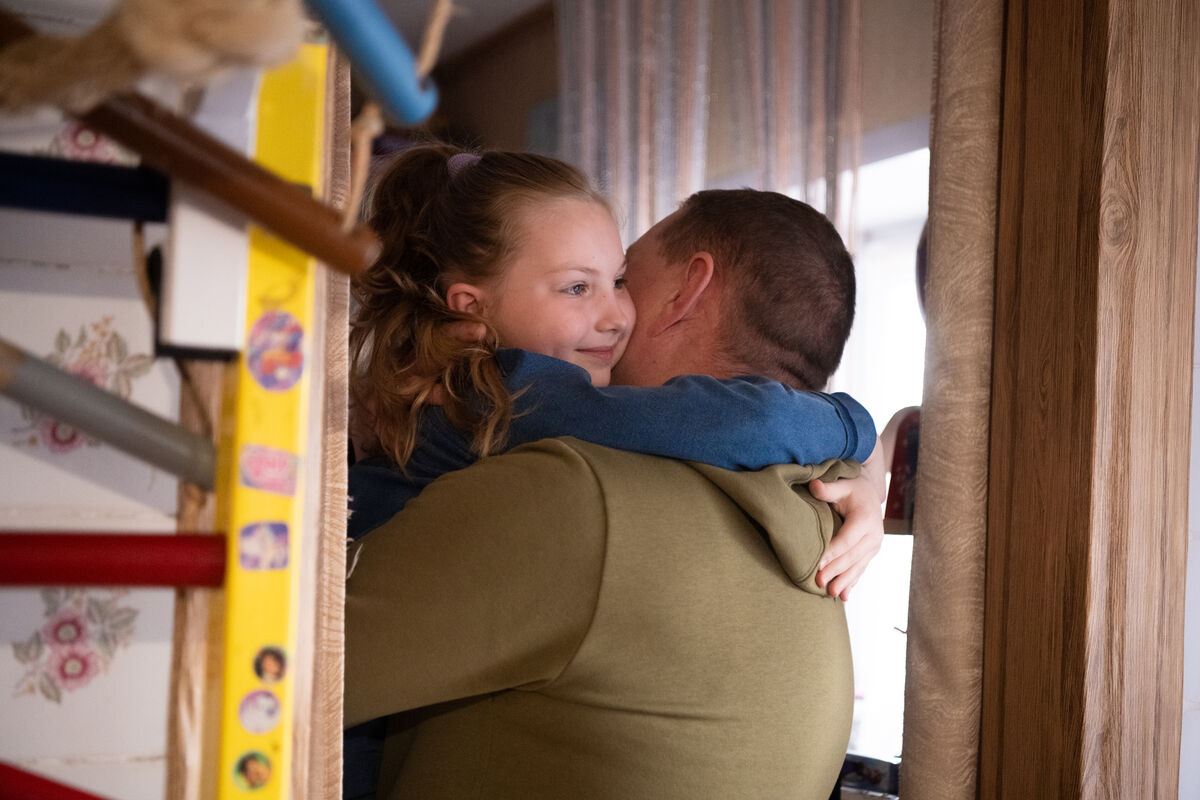 8-letna Kseniia iz Ukrajine toplo objame očeta Oleksandra.