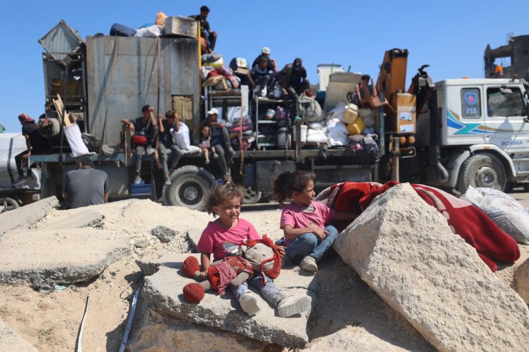 Na tisoče palestinskih družin je zaradi močnega bombardiranja in ukaza o evakuaciji zbežalo iz mesta Gaza proti jugu.