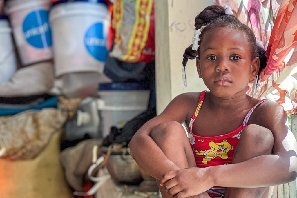 Devetletna Lovely tiho sedi v gneči javnem prostoru, ki je služil kot zatočišče njeni družini, odkar so pobegnili pred nasiljem oboroženih skupin.