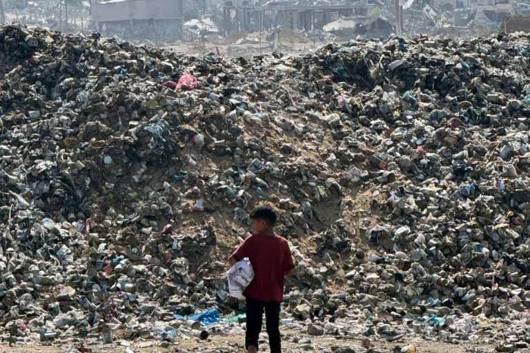 13-letni Ayash zbira plastiko na odlagališču odpadkov, 29. septembra 2025 v Han Junisu v Gazi.