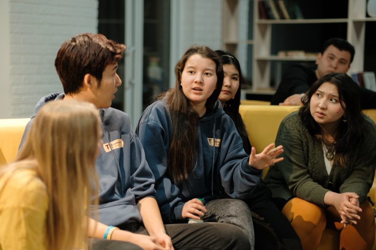 Udeleženci podporne skupine med razpravo. Almaty, Kazahstan.
