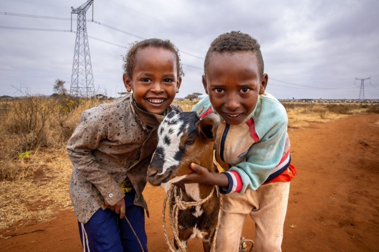 V Dubuluku v Etiopiji 7-letni Derara (levo) in njegov starejši brat pozirata za portret s kozo, ki jo je njuna mati pred kratkim kupila z denarjem, prejetim v okviru denarne pomoči UNICEF-a