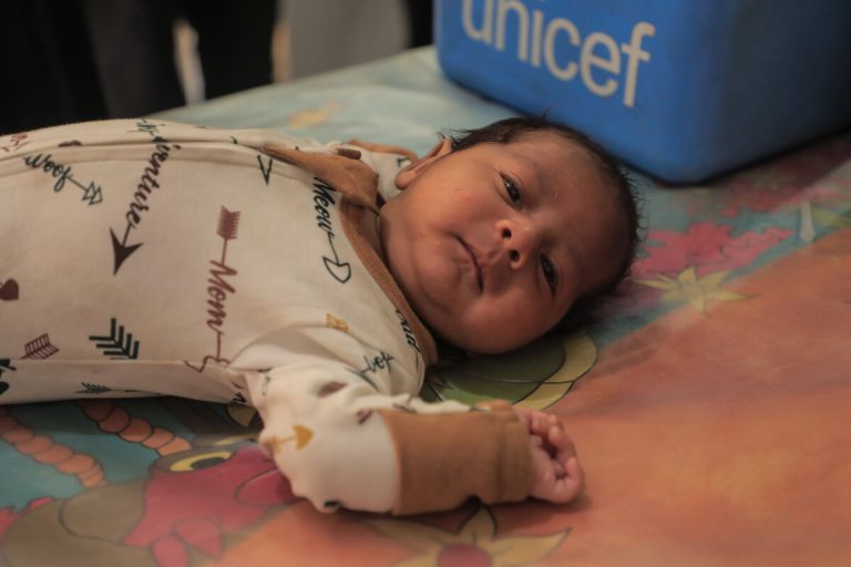 Dojenček iz Gaze prejema cepiva.