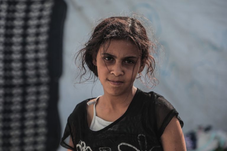 Baghdad iz Gaze stoji pred šotorom in razlaga o poplavah.