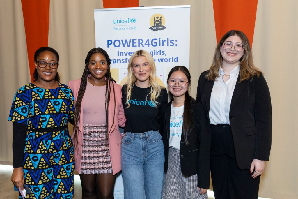 UNICEF-ova ambasadorka Dobre volje Millie Bobby Brown, pozira z drugimi udeleženci dogodka POWER4Girls: Investirajte v dekleta, spremenite svet.