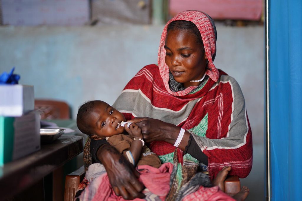 Mati hrani svojega dojenčka, Sudan 2025