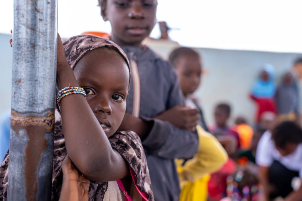Deklica v otrokom prijaznem prostoru, Burkina Faso.