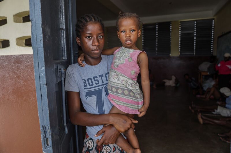 21-letna Naika Bienvil in njena 2-letna hčerka na vhodu v šolo, ki je bila preurejena v zatočišče.