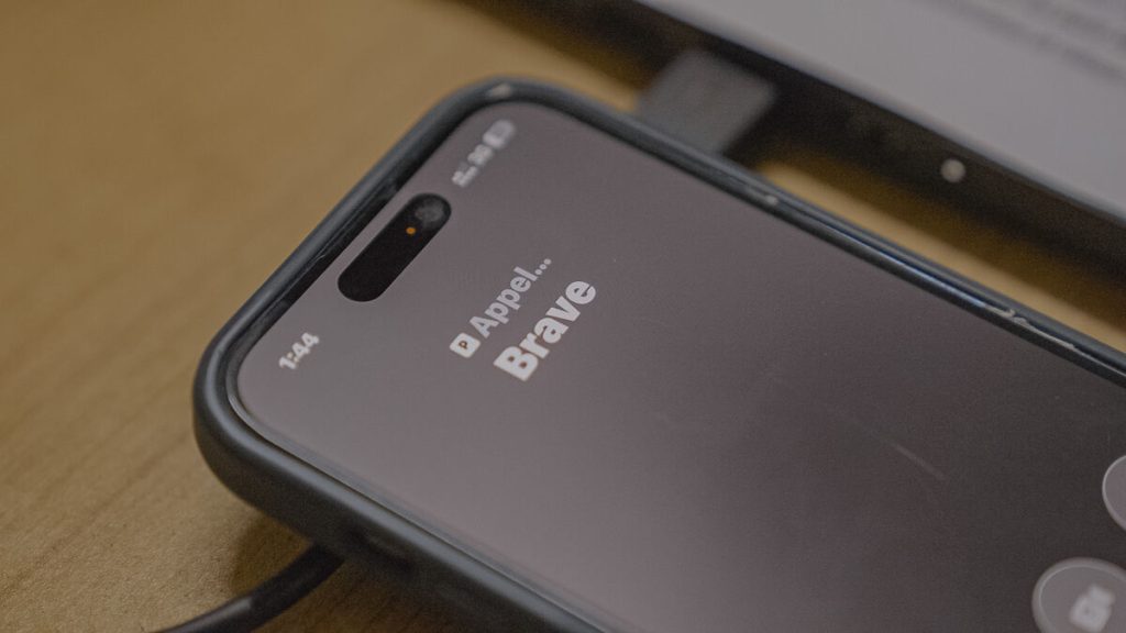 Telefonski zaslon na katerem je klic za Brave.